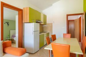 Kjøkken eller kjøkkenkrok på Apartments by the sea Posedarje, Novigrad - 6190