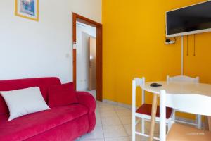 TV a/nebo společenská místnost v ubytování Apartments by the sea Posedarje, Novigrad - 6190