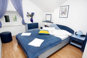 una camera con un letto e una coperta blu di Apartments by the sea Baska Voda, Makarska - 6081 a Baška Voda