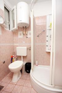 e bagno con servizi igienici, vasca e lavandino. di Apartments by the sea Baska Voda, Makarska - 6081 a Baška Voda