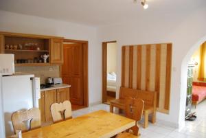 Kuchyň nebo kuchyňský kout v ubytování Boróka Apartmanházak - Fagyöngy House