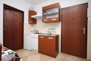 Kuchyňa alebo kuchynka v ubytovaní Apartments with parking spaces Bibinje, Zadar - 6160