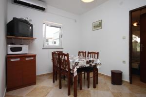 Kuchyňa alebo kuchynka v ubytovaní Apartments with parking spaces Bibinje, Zadar - 6160