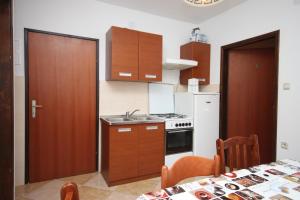 Kuchyňa alebo kuchynka v ubytovaní Apartments with parking spaces Bibinje, Zadar - 6160