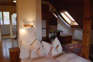 מיטה או מיטות בחדר ב-Boróka Apartmanházak - Fagyöngy House