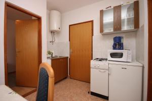 Kuchyňa alebo kuchynka v ubytovaní Apartments with parking spaces Bibinje, Zadar - 6160