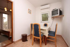 Televízia a/alebo spoločenská miestnosť v ubytovaní Apartments with parking spaces Bibinje, Zadar - 6160