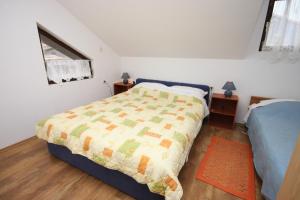 Posteľ alebo postele v izbe v ubytovaní Apartments with parking spaces Bibinje, Zadar - 6160