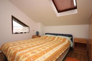 Posteľ alebo postele v izbe v ubytovaní Apartments with parking spaces Bibinje, Zadar - 6160