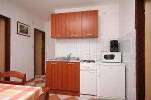 Kuchyňa alebo kuchynka v ubytovaní Apartments with parking spaces Bibinje, Zadar - 6160