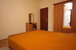 - une chambre avec un lit, un miroir et une porte dans l'établissement Apartment Vrsi - Mulo 6155b, à Vrsi