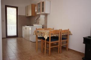 - une cuisine avec une table et des chaises dans la chambre dans l'établissement Apartment Vrsi - Mulo 6155b, à Vrsi