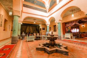 Hotel Kasbah Lamrani餐厅或其他用餐的地方