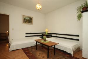 een kamer met twee bedden en een tafel erin bij Apartments with WiFi Rabac, Labin - 7472 in Rabac