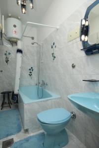 een badkamer met een blauw toilet en een wastafel bij Apartments with WiFi Rabac, Labin - 7472 in Rabac