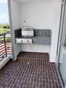 a kitchen with a grill on a balcony at Apartamento para tu descanso piso 7 in Ricaurte