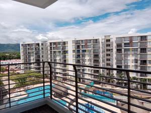 a balcony with a view of a large apartment building at Apartamento para tu descanso piso 7 in Ricaurte