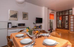 un comedor con una mesa con platos. en Apartments with a parking space Manjadvorci, Marcana - 7445 en Barban