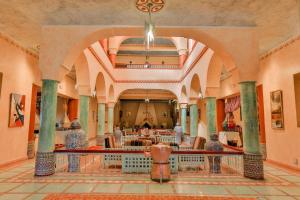 una grande camera con arco in un edificio di Hotel Kasbah Lamrani a Tinerhir