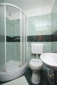 Bilik mandi di Rooms with a parking space Premantura, Medulin - 7463