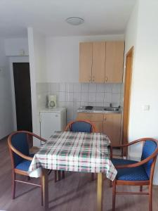 Fotografia z galérie ubytovania Apartments with a parking space Dugi Rat, Omis - 7481 v Dugi Rat