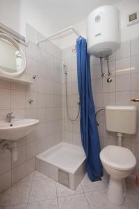 een badkamer met een douche, een toilet en een wastafel bij Apartments with a parking space Dugi Rat, Omis - 7481 in Dugi Rat