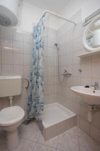 een badkamer met een toilet, een wastafel en een douche bij Apartments with a parking space Dugi Rat, Omis - 7481 in Dugi Rat