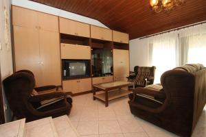 a living room with chairs and a tv and a table at Apartment Banjole 7487a in Banjole