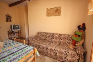 Pulgarija ČepićにあるHoliday house with a swimming pool Cepic, Central Istria - Sredisnja Istra - 7404のベッドルーム(ベッド1台、ベッド1台、テレビ付)