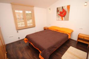 1 dormitorio con 1 cama grande en una habitación en Apartments for families with children Stinjan, Pula - 7423 en Pula