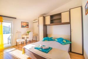 Un pat sau paturi într-o cameră la Apartments with a parking space Mali Rat (Omis) - 7482