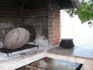 um objecto grande sentado numa mesa ao lado de uma parede de tijolos em Apartments by the sea Seget Vranjica, Trogir - 7509 em Seget Vranjica