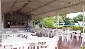 A restaurant or other place to eat at Hotel Campestre CENVATURS