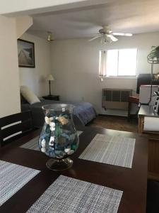 un jarrón sentado en una mesa en una sala de estar en Cheerful 2-Bedroom Cottage Near Eagle Lake, en Susanville