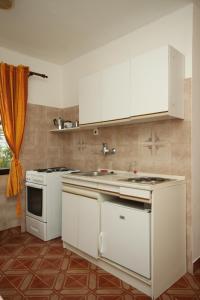 A kitchen or kitchenette at Apartments with a parking space Premantura, Medulin - 7462