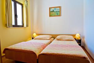 Postel nebo postele na pokoji v ubytování Family friendly apartments with a swimming pool Vinkuran, Pula - 7444