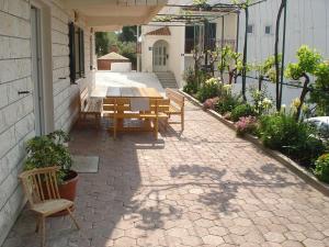Vonkajšia záhrada v ubytovaní Apartments with a parking space Duce, Omis - 7532