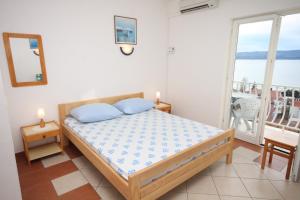 Posteľ alebo postele v izbe v ubytovaní Apartments with a parking space Duce, Omis - 7532