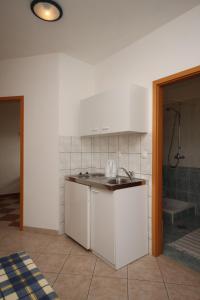 Kuchyňa alebo kuchynka v ubytovaní Apartments with a parking space Duce, Omis - 7532