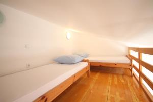 Posteľ alebo postele v izbe v ubytovaní Apartments with a parking space Duce, Omis - 7532