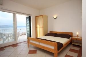 Posteľ alebo postele v izbe v ubytovaní Apartments with a parking space Duce, Omis - 7532