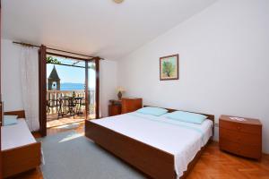 Posteľ alebo postele v izbe v ubytovaní Apartments by the sea Pisak, Omis - 7521