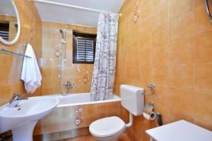 Kúpeľňa v ubytovaní Apartments by the sea Pisak, Omis - 7521