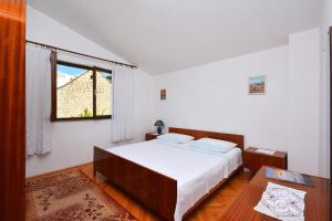 Posteľ alebo postele v izbe v ubytovaní Apartments by the sea Pisak, Omis - 7521