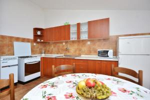 Kuchyňa alebo kuchynka v ubytovaní Apartments by the sea Pisak, Omis - 7521