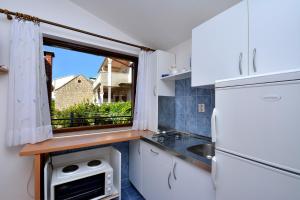 Kuchyňa alebo kuchynka v ubytovaní Apartments by the sea Pisak, Omis - 7521
