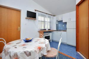 Kuchyňa alebo kuchynka v ubytovaní Apartments by the sea Pisak, Omis - 7521