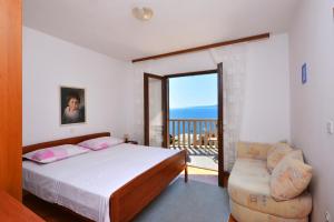 Posteľ alebo postele v izbe v ubytovaní Apartments by the sea Pisak, Omis - 7521