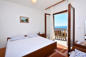 Posteľ alebo postele v izbe v ubytovaní Apartments by the sea Pisak, Omis - 7521