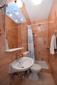 Kúpeľňa v ubytovaní Apartments by the sea Pisak, Omis - 7521 + 30 fotografií